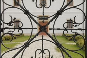 garden_fancy_wrought_iron_castle.jpg