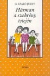 Hárman a szekrény tetején